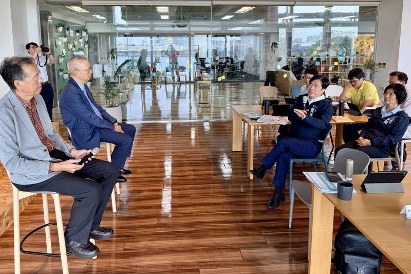 市長陳其邁與專家共同討論推動方向。（市府提供）