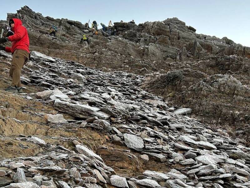 零下2.7度!玉山主峰前400米結冰 步道濕滑勿勉強登頂