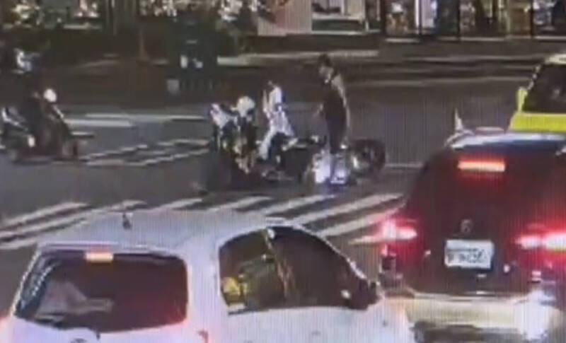 高雄19歲騎士左轉自摔 躺路中滑手機待援送醫