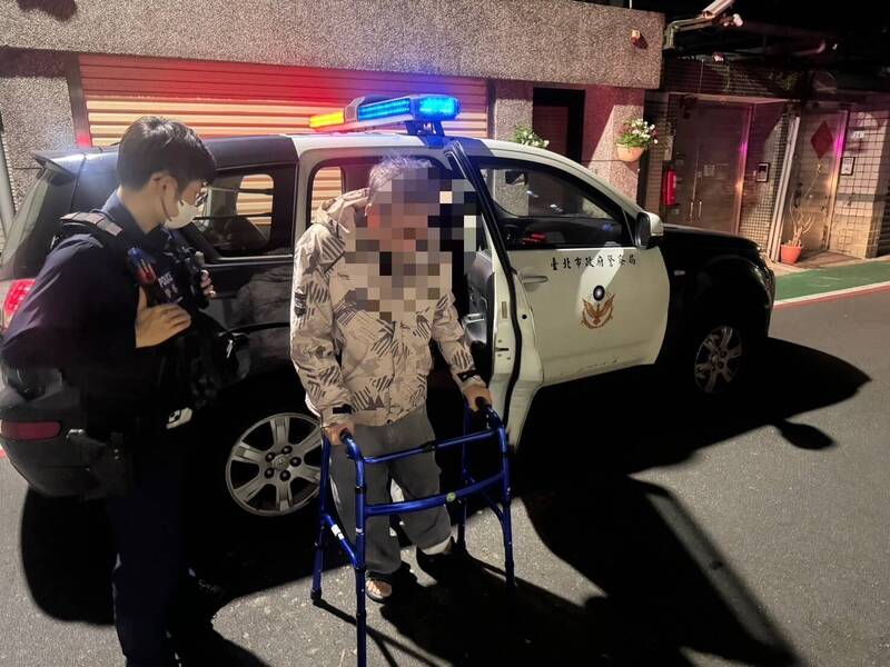 老翁中風後被限足 深夜偷溜路倒暖警開車護送