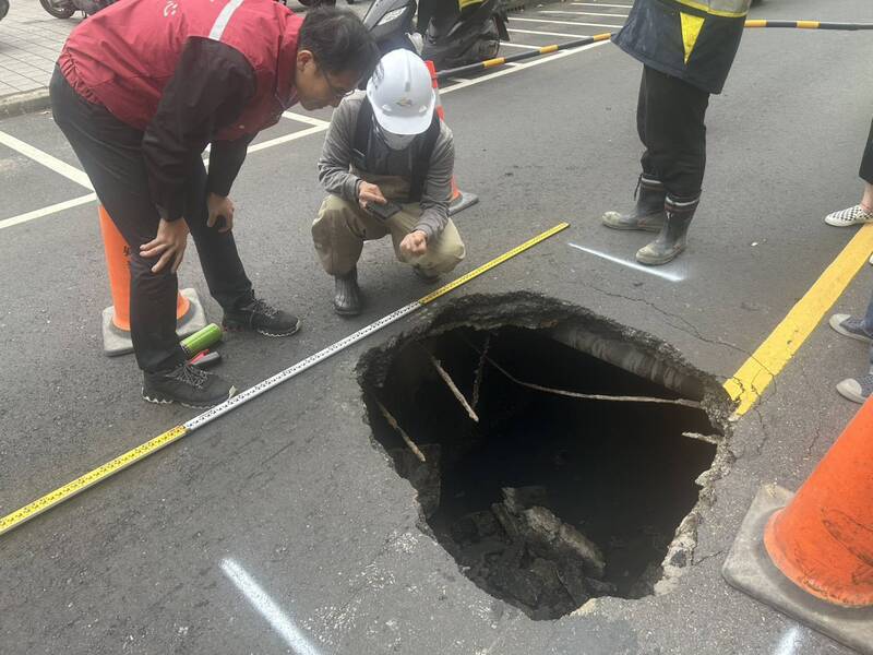 新莊復興路出現2公尺深坑洞  區公所緊急封路管制