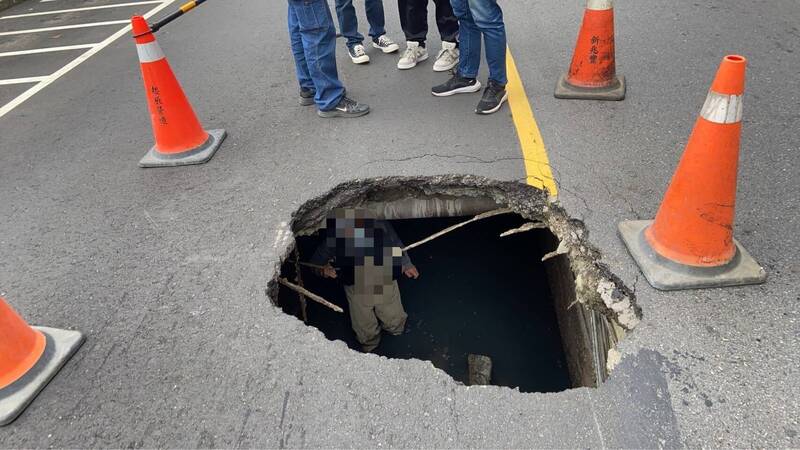 新莊大馬路驚見天坑 警急疏導