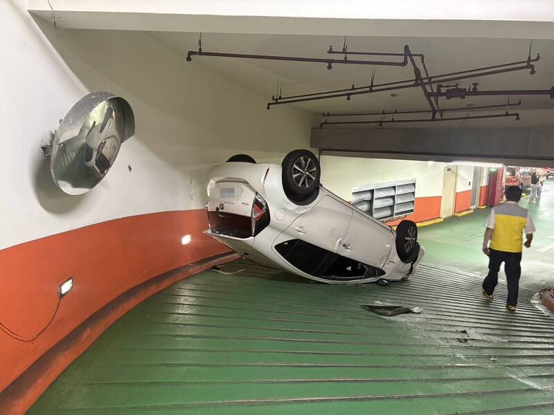 桃园区复兴路水利综合大楼地下停车场昨下午发生一起擦撞翻车事件。（警方提供）