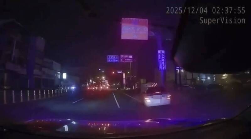 毒駕開改裝車趴趴走 拒檢自撞安全島被逮