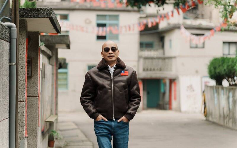 韓國瑜穿皮衣、戴墨鏡推2026年桌曆 網友：這是韓歐巴嗎？