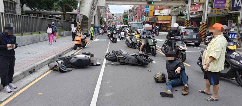 載孫女到校上課跨雙黃線迴轉 遭對向機車撞上3人噴飛
