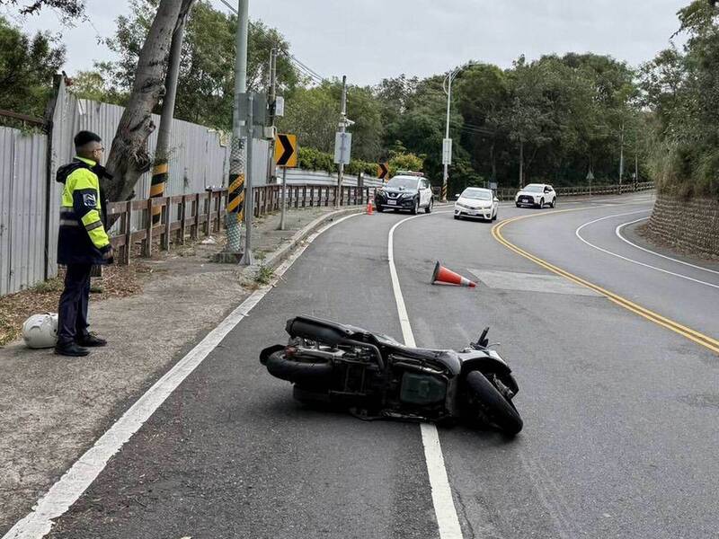 又是139線!騎機車撞交通錐 慘噴飛20公尺骨折