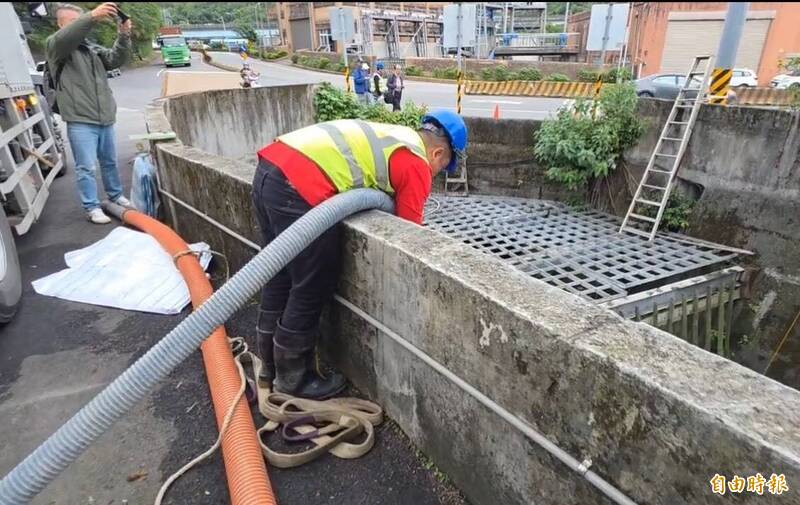 基隆河油污清理今完成 市府：最快明天完成原水檢驗 盛星動力裁罰100萬