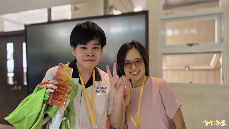 「金手獎」台上哭、台下跪 羅東高商生奪冠激哭謝師恩