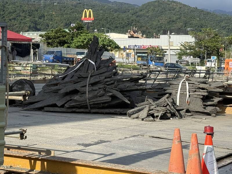 宜蘭頭城疑木構古船被當漂流木 文化界抨擊粗暴對待