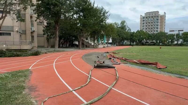 苗栗大同高中跑道遭強風掀翻修復 明年3月初完工