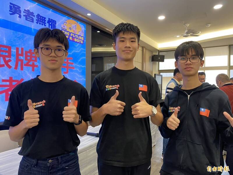 不是國家隊！ 彰中三傑研發「3分鐘智慧換電」 奪國際機器人奧賽銀牌