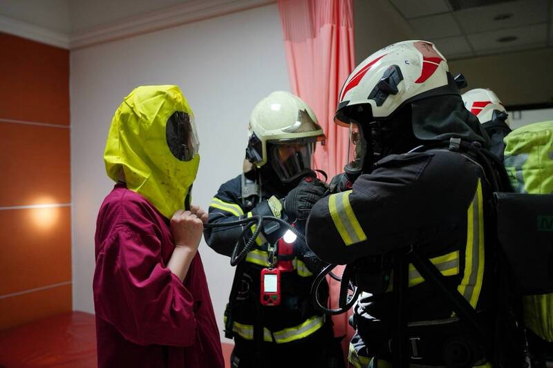 复旦消防分队在平镇区宋俊宏妇幼医院举办火灾情境演练。（图由桃园市政府提供）