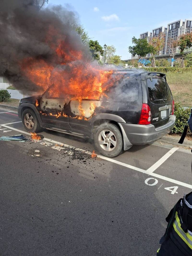 台中親子公園旁「火燒車」烈焰濃煙狂竄！駕駛葬身火海成焦屍