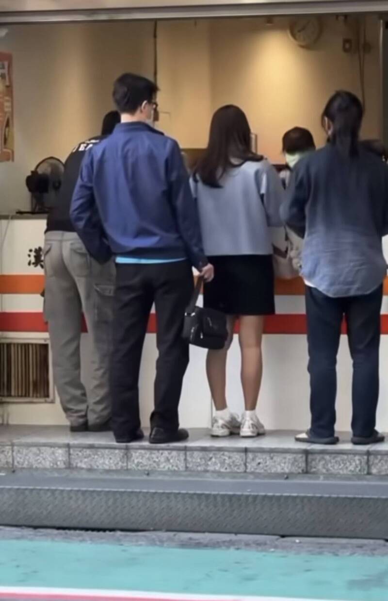 抓到了!中壢車站偷拍女子裙底 48歲眼鏡男被拘提到案