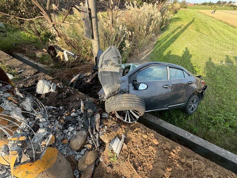 男開車狠撞斷電桿 走入農田脖子噴血