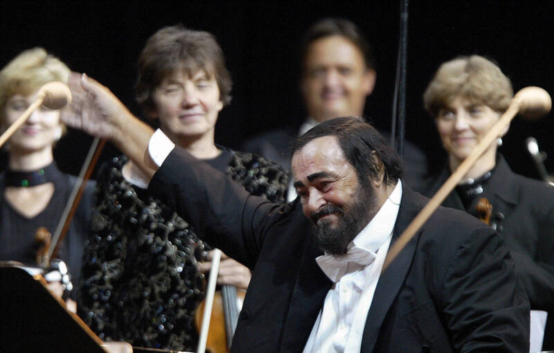 邊滑冰邊跟帕華洛帝銅像玩high five？義大利市長道歉：無意不敬