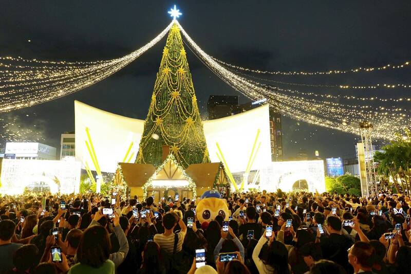 周末高雄捷運沿線大型活動多，圖為中央公園高雄耶誕生活節。（高捷提供）