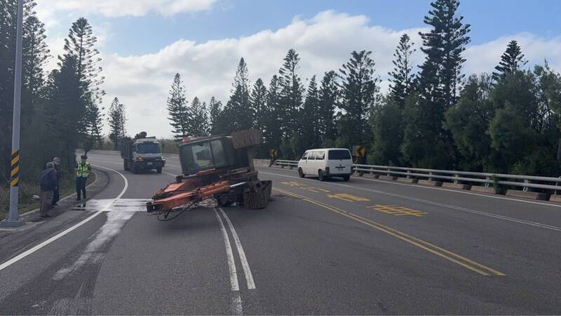 澎湖卡車過彎怪手翻落 砸壞路面