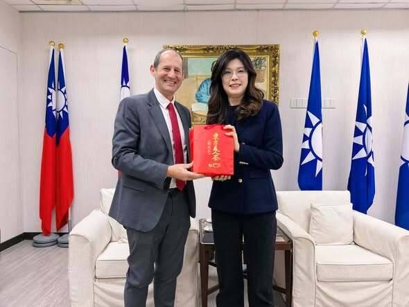 會晤歐洲經貿辦處長 鄭麗文：兩岸應學習歐盟以創新尋求和解