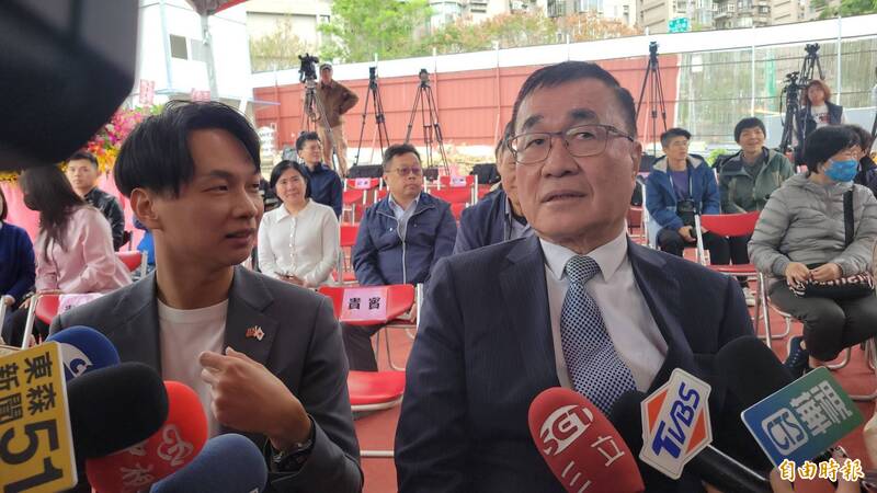李四川不排斥藍白合民調 同台民眾黨陳宥丞相談甚歡