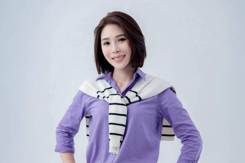 馬郁雯看板遭藍營性暗示圍攻 民進黨性平部轟:性騷犯退散!