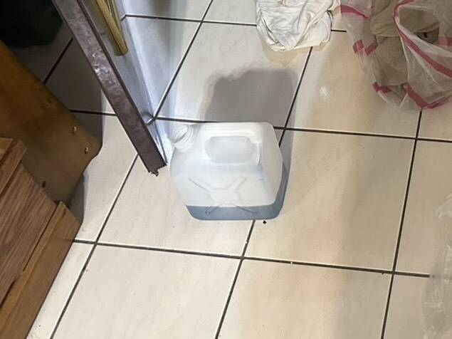 買屋不滿多收費 7旬翁直衝房仲新店住處潑汽油