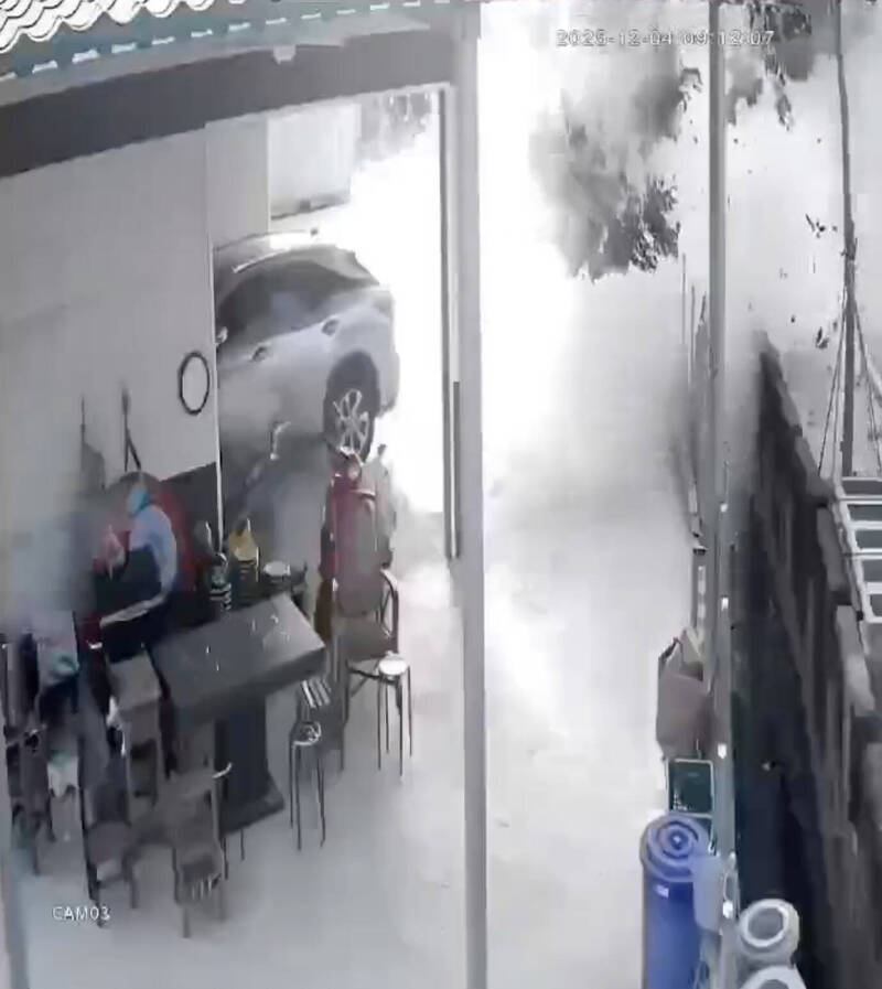 畫面曝光! 陸軍彰化演練出包 榴彈擊中民宅、樹木也遭殃