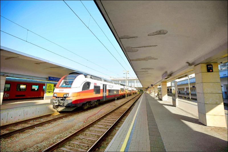 中英對照讀新聞》Man clings to Austrian high-speed train and survives緊緊攀附奧地利高速列車的男子倖存下來