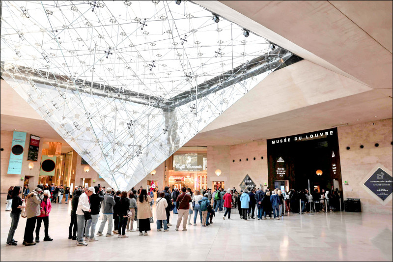 中英對照讀新聞》Louvre museum to hike entrance fee by 45% for non-European visitors 羅浮宮將對非歐洲訪客大漲45%的入場費