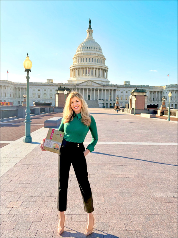 蕭美琴送鳳梨酥 美主持人:好吃到…被中共禁