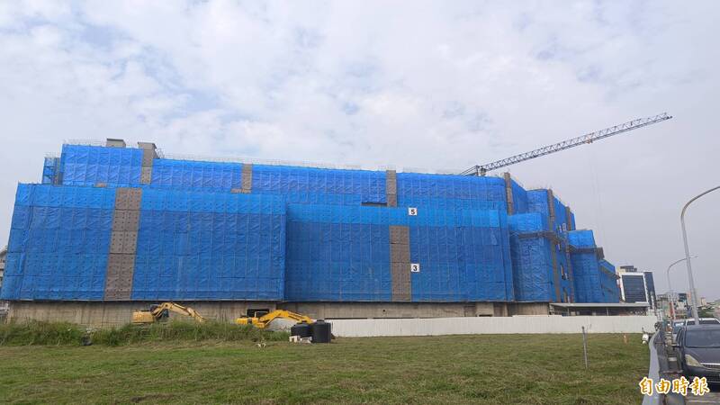 工程進入尾聲  全台第三座LaLaport高雄19日上樑