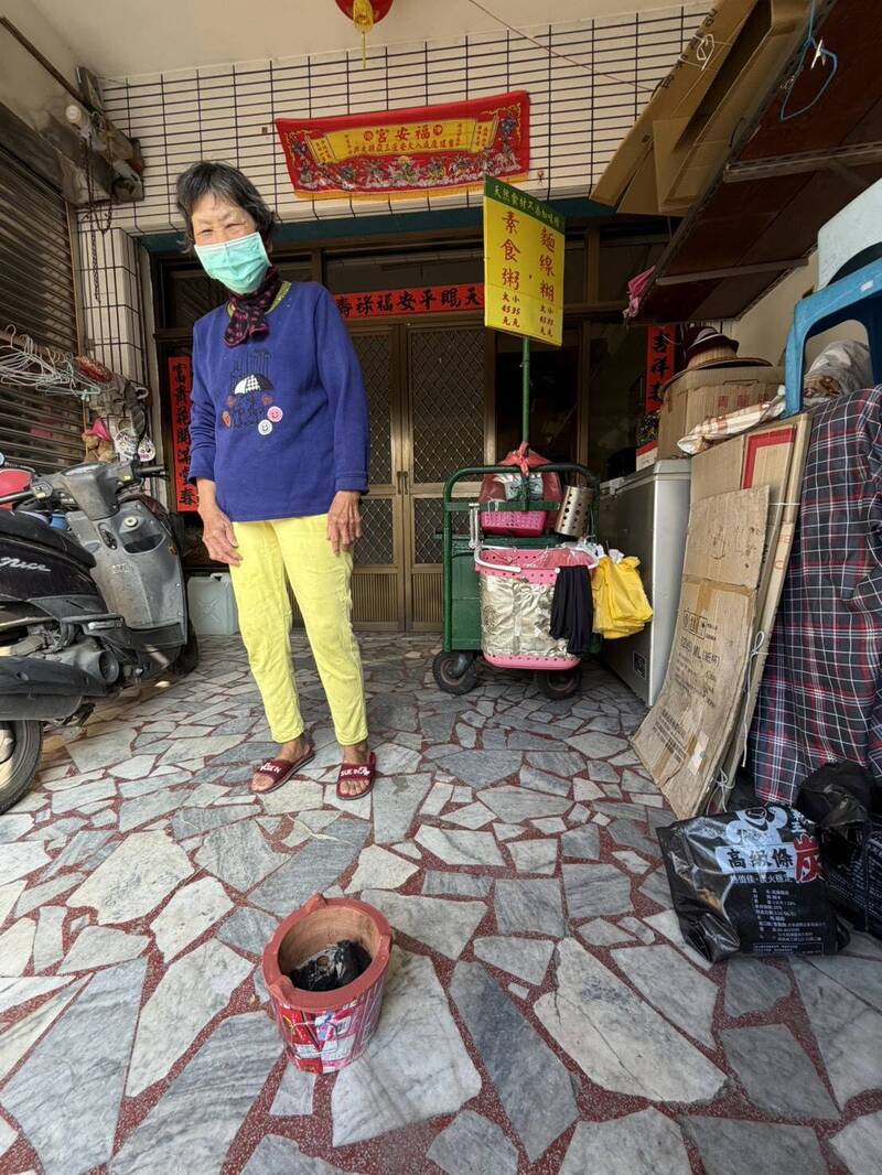 鹹粥嬤已備好烘爐，待愛孫返家過火去霉運。（圖由賴清美提供）