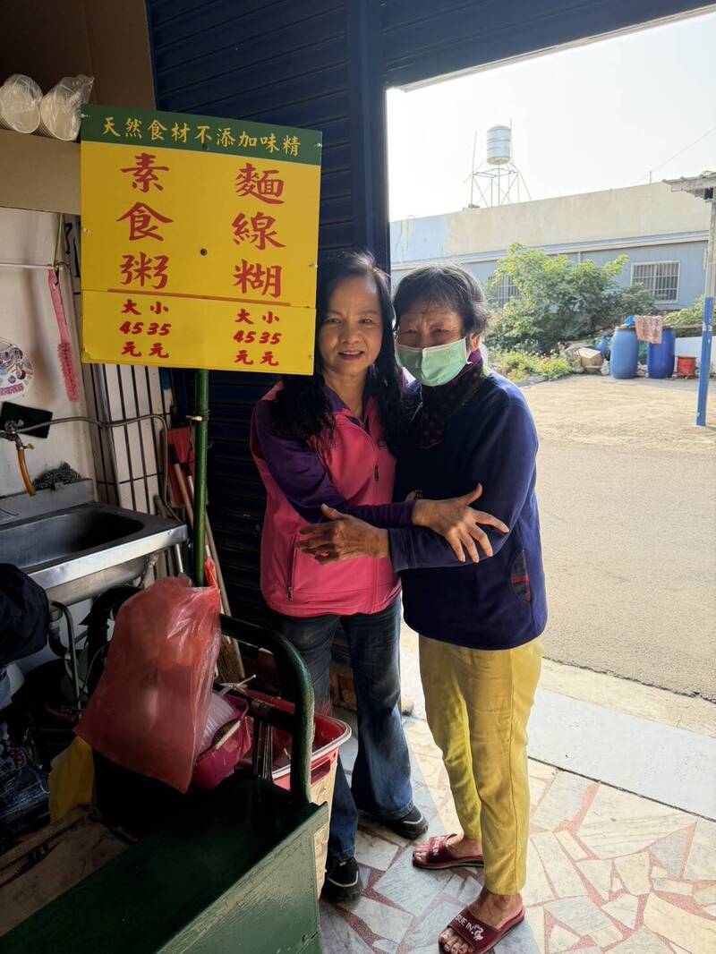 今天一早縣議員賴清美（左）向鹹粥嬤道賀孫子即將返家。（圖由賴清美提供）