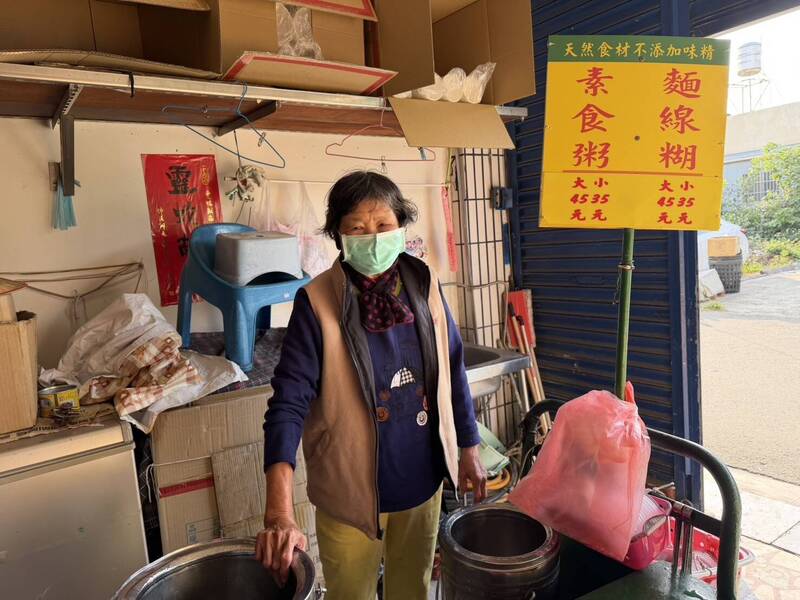 鹹粥嬤開心的說終於盼到愛孫返家了。（圖由賴清美提供）