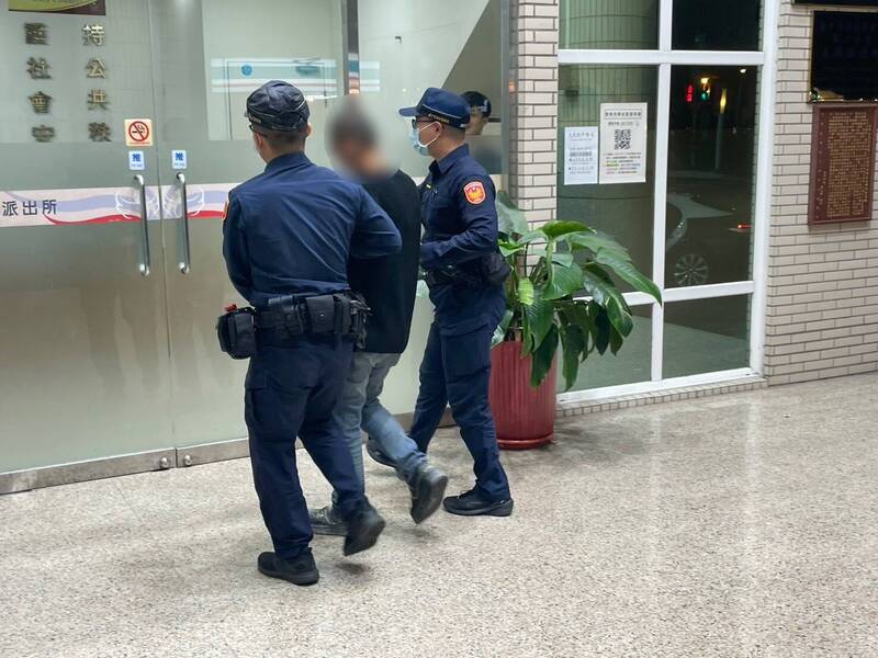 抓到了！台中黑輪店掉出「衝鋒槍」 32歲男落網稱防身用