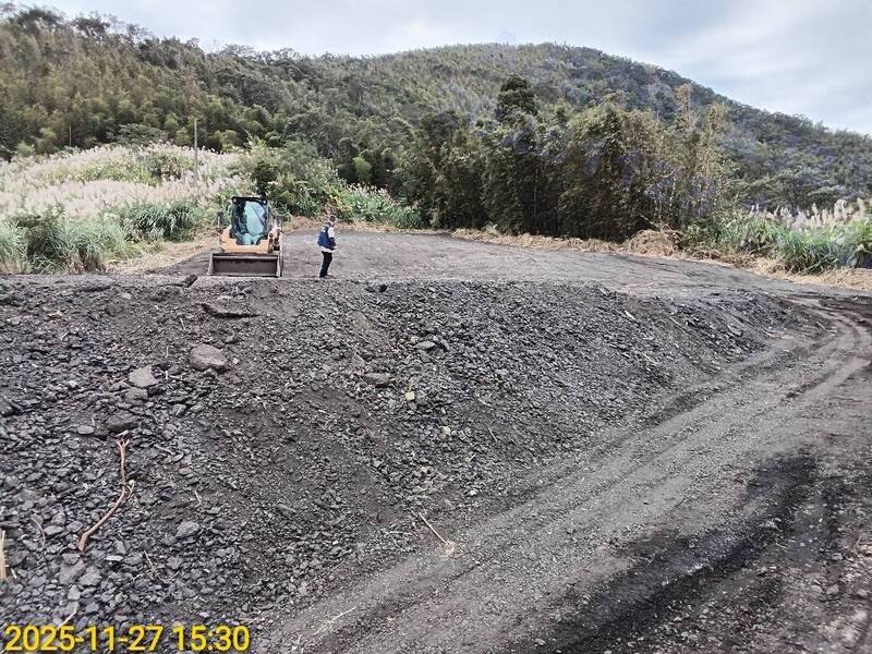 新北三峽插角山區遭倒廢瀝青 環局查獲營造公司違規移請檢調偵辦