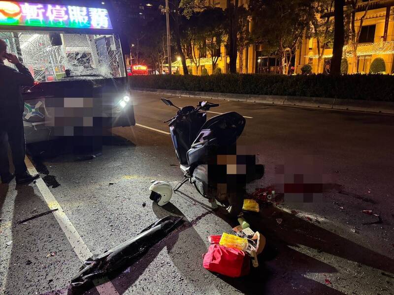 40岁谢姓机车女骑士伤势最重，全身多处骨折，右小腿疑似断裂，需要开刀恐有截肢风险。（记者郑景议翻摄）