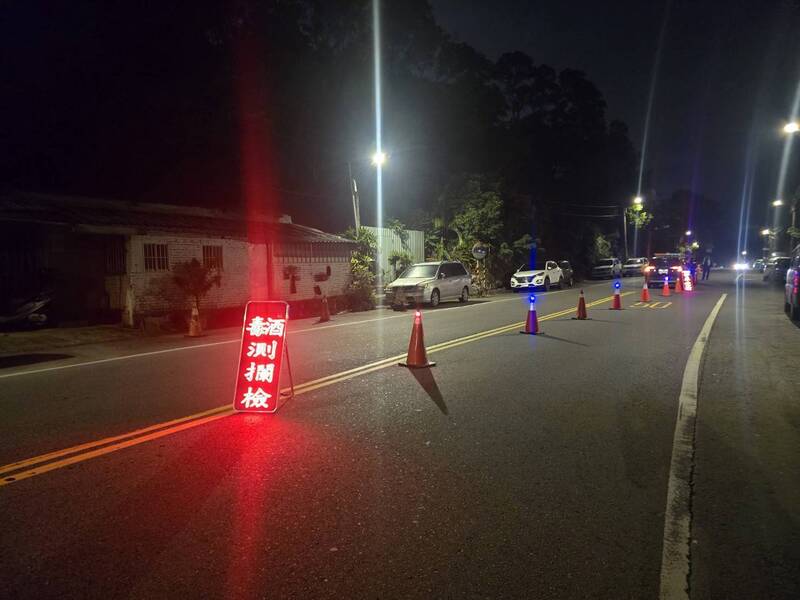 新店分局昨（4）日晚間規劃執行「擴大臨檢暨防制毒駕、酒駕」專案勤務。（記者鄭景議翻攝）