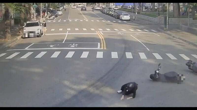 夭壽!小貨車載廢油一路滴 害4騎士犁田