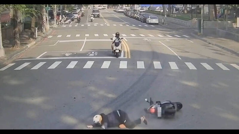 骑士行经弯路时，因道路油渍打滑自摔。（民众提供）