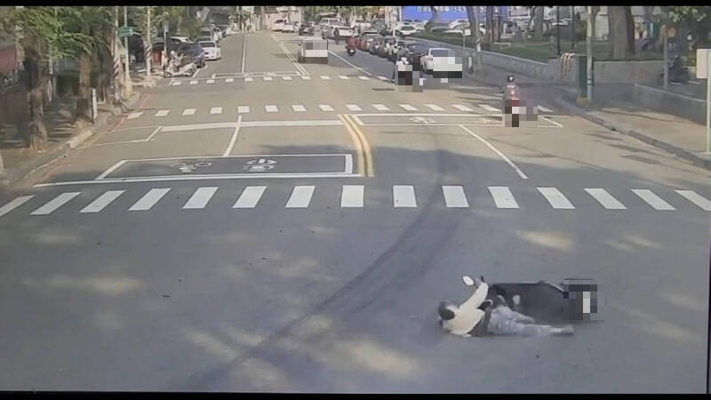 骑士行经弯路时，因道路油渍打滑自摔。（民众提供）