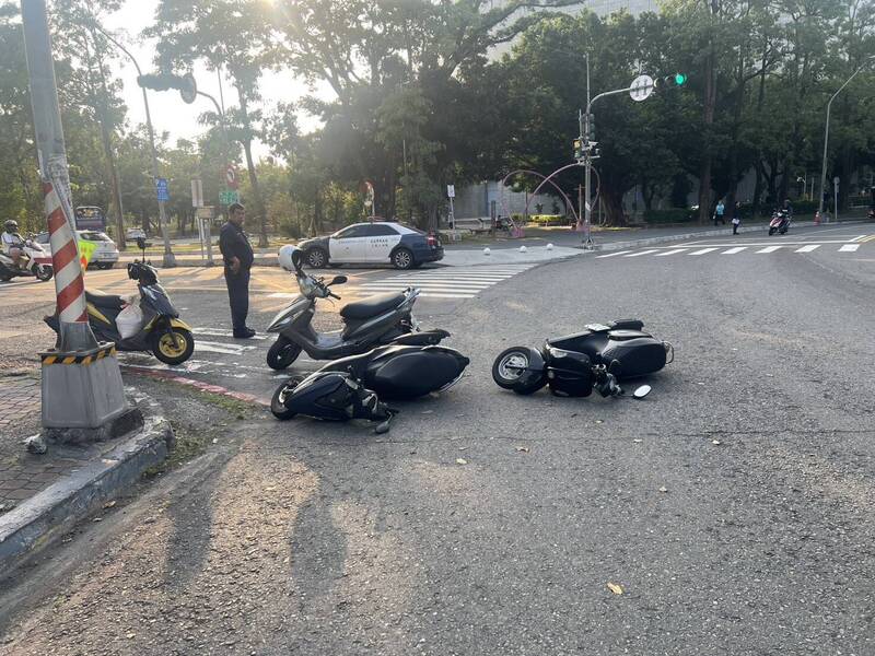 警方获报到场处置时，已有4名骑士因路面油渍失控打滑，惨摔一片。（民众提供）