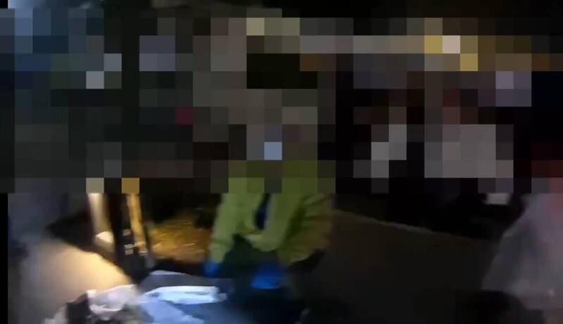 民眾攔截游女其中一包垃圾，裝的是兩隻貓屍。（記者徐聖倫翻攝）