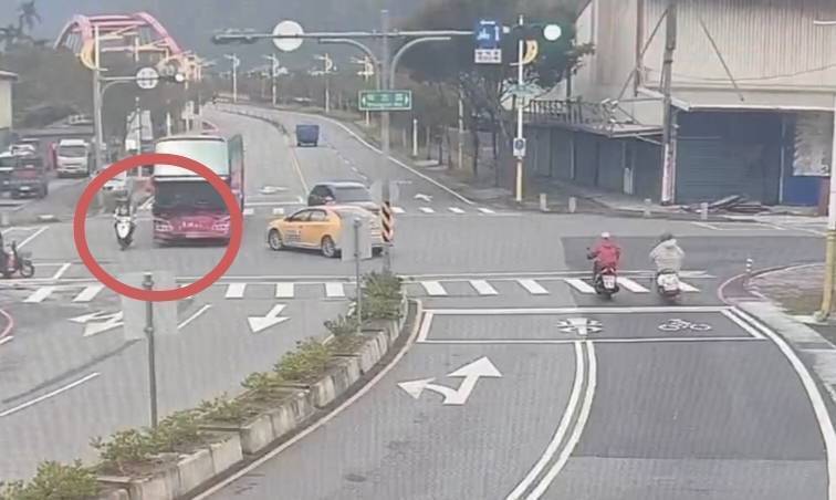 花蓮市死亡車禍！遊覽車疑超車擦撞機車 69歲騎士身亡