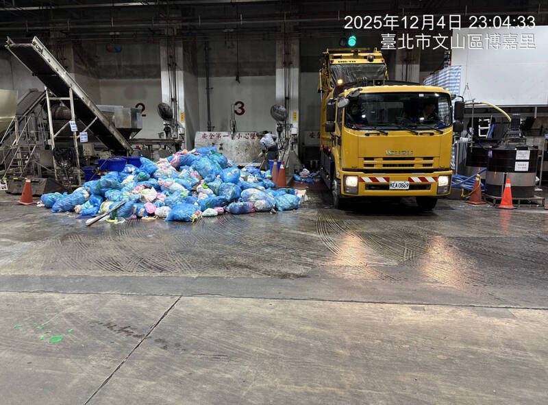 動保處於木柵焚化廠垃圾車找回9具貓屍。（北市動保處提供）