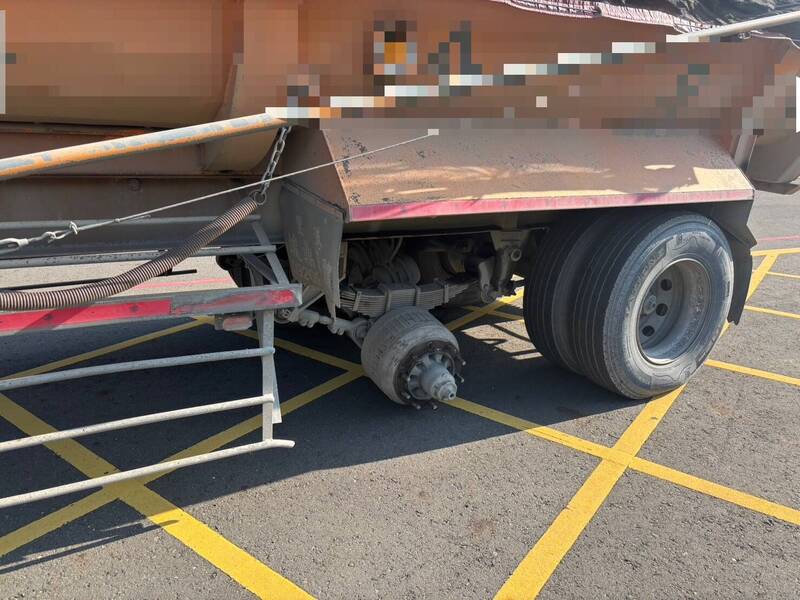 聯結車掉落2輪胎毀3車 警方開罰