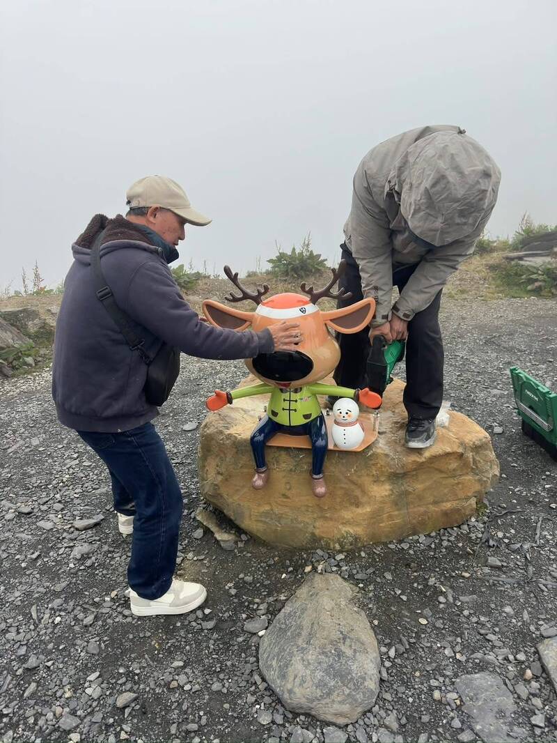 工程人員安裝「合歡小鹿」。（公路局中區養護工程局提供）