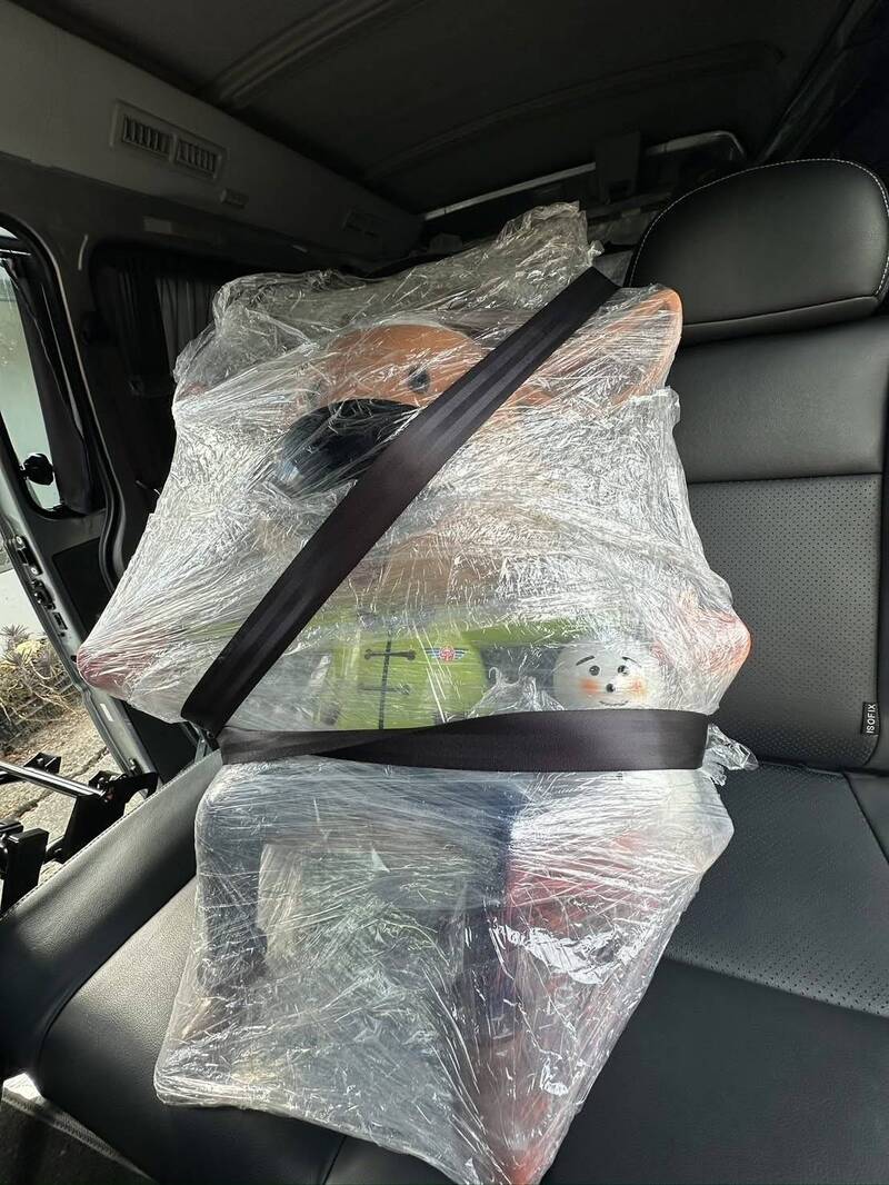 公路局埔里工務段運送「合歡小鹿」上山，小鹿安全帶繫好繫滿。（公路局中區養護工程局提供）