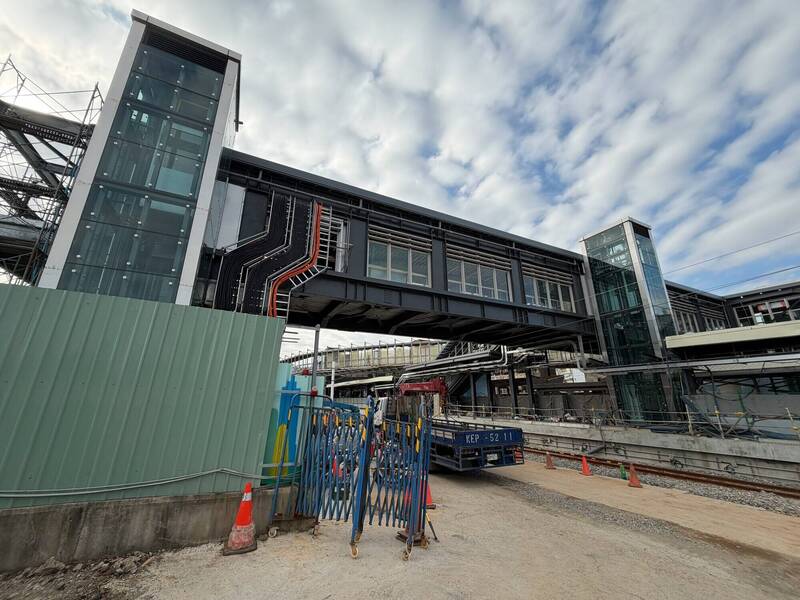 內壢車站跨站天橋將增設東側出入口與人行空間。（魯明哲提供）